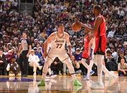 爱游戏官方-东决关键战焦点战，湖人收割雷霆