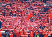 爱游戏娱乐-球迷狂欢庆祝本队胜利，气氛热烈