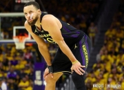 爱游戏在线-勇士再次陷入失利，库里大三双难救主