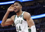 爱游戏在线-包含雄鹿击败篮网：字母哥发威，团队合作取胜的词条