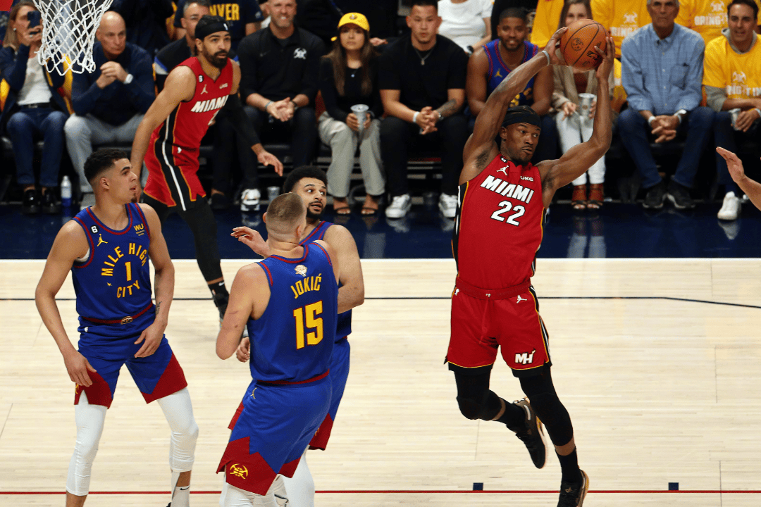 包含热火队主场击败篮网队，巴特勒关键时刻绝杀取胜的词条