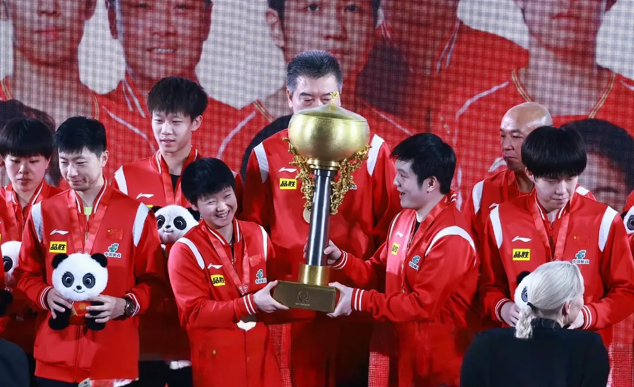 球队在比赛中展现团队合作力，获得胜利