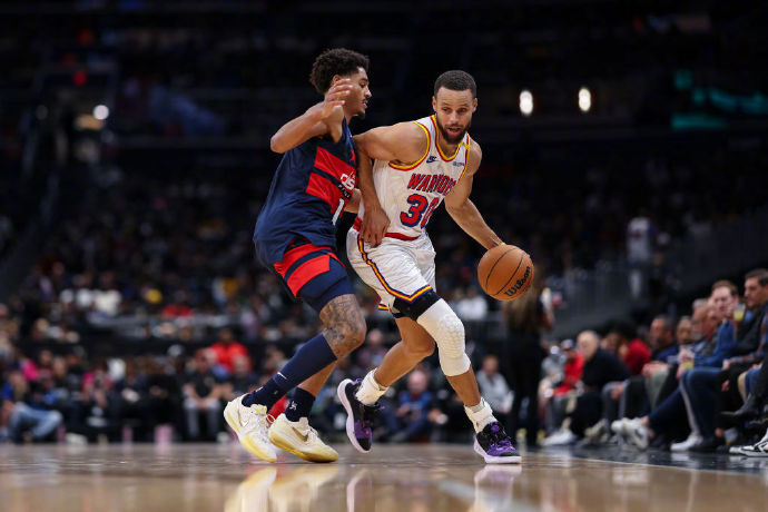 球队在比赛中展现团队合作力，获得胜利