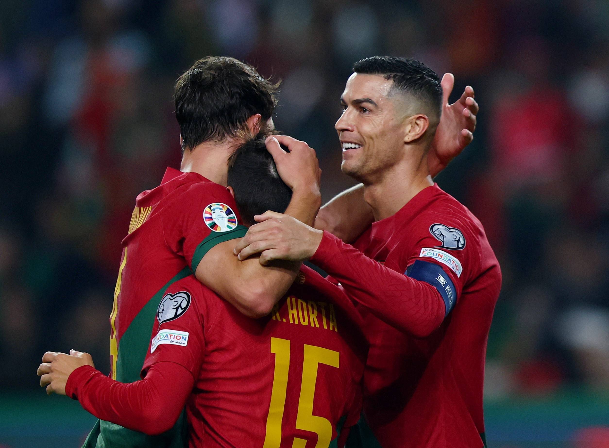 葡萄牙国家队突围成功,进入淘汰赛阶段 葡萄牙国家队突围成功,进入淘汰赛阶段