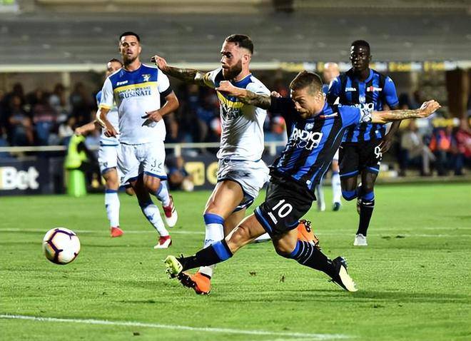 汉堡队后卫因紧急伤病退出下场比赛