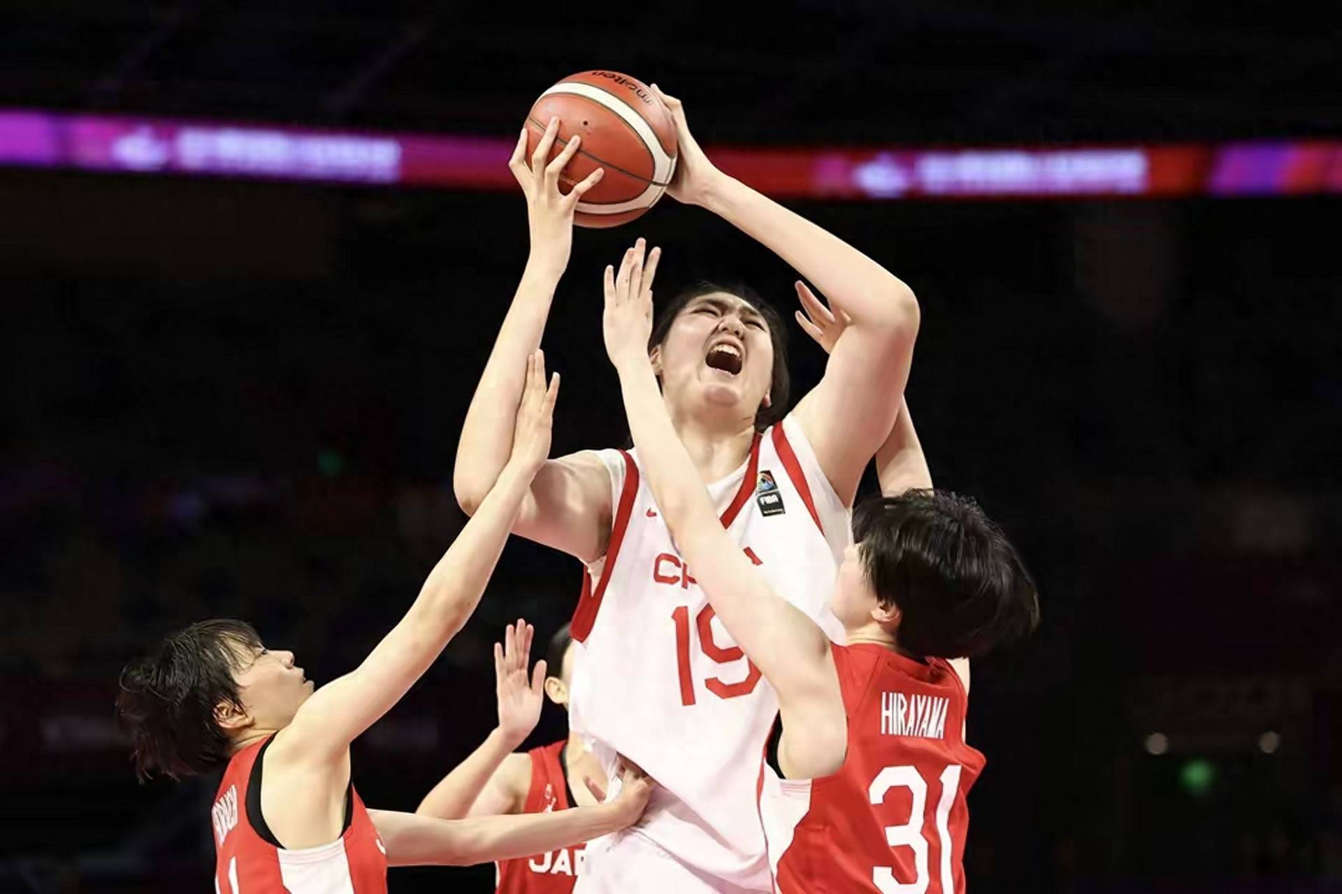 姚明率领中国队在全球杯赛事中获胜 姚明率领中国队在全球杯赛事中获胜