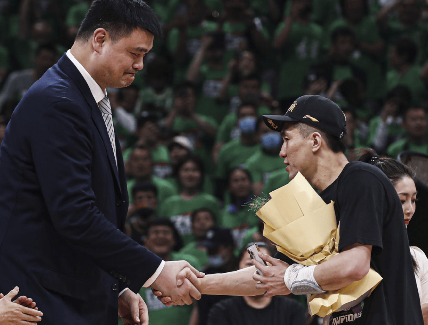 姚明率领中国队在全球杯赛事中获胜 姚明率领中国队在全球杯赛事中获胜