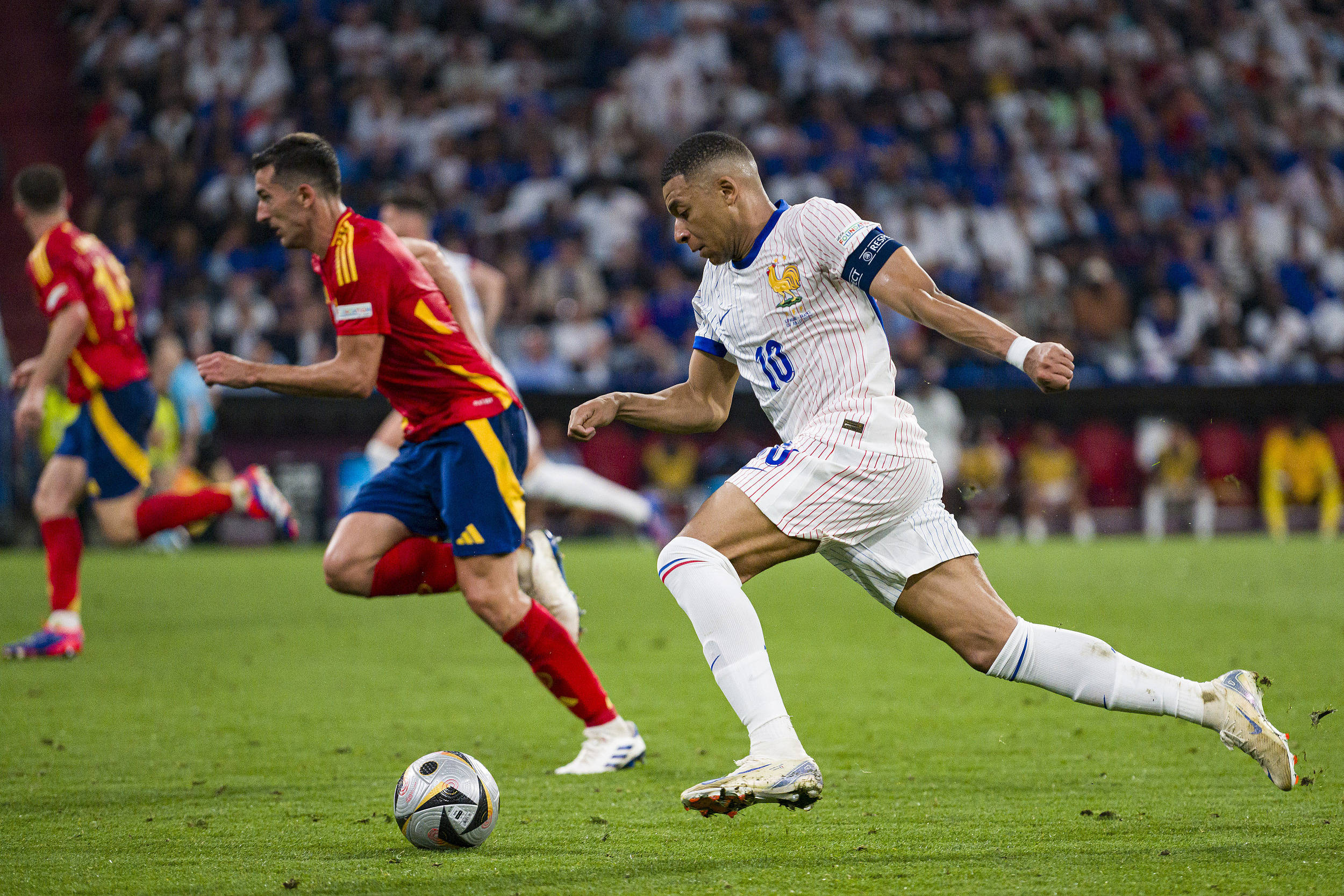 精彩瞬间：欧洲杯上的经典比赛回顾与评析的简单介绍