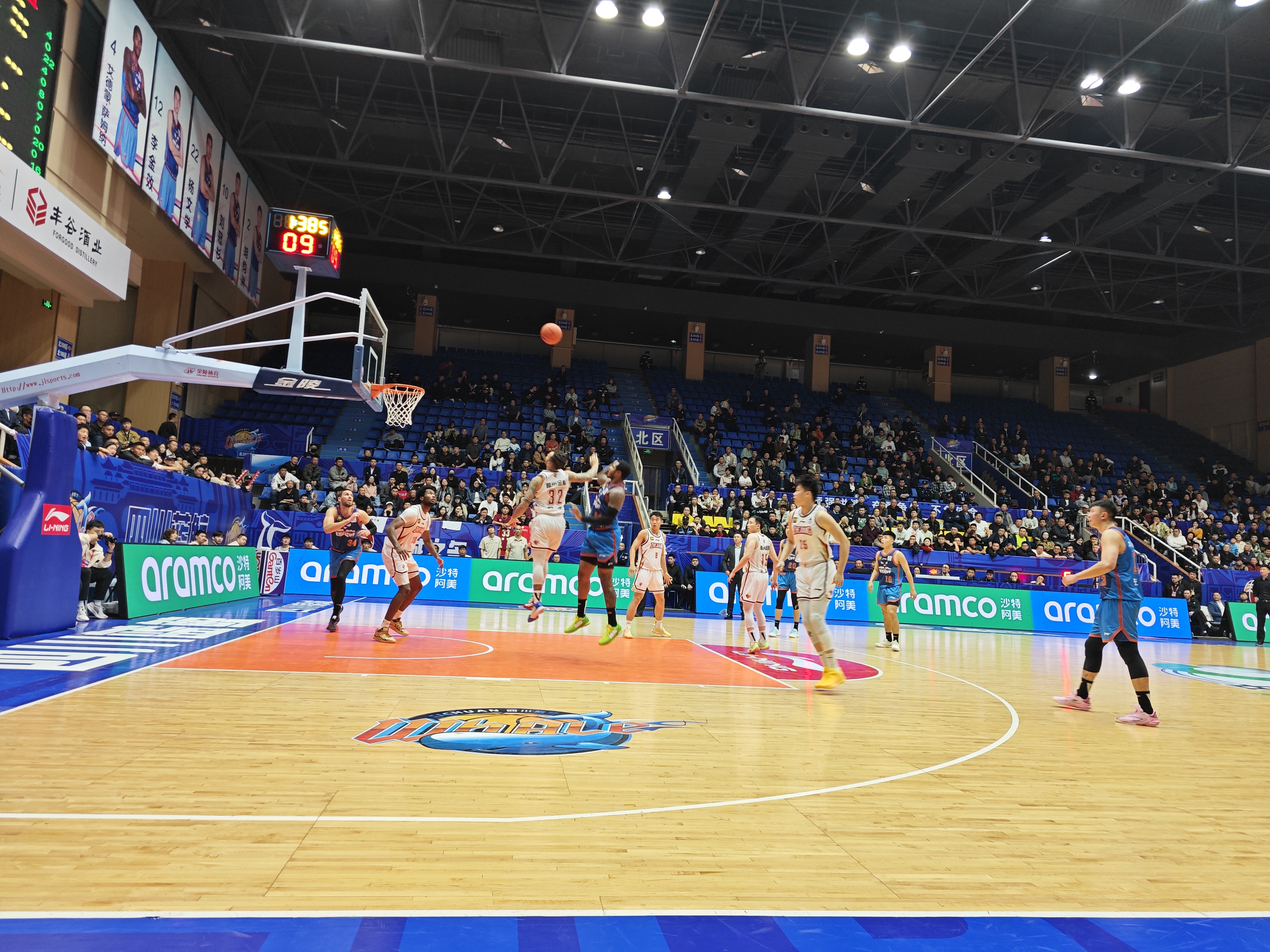 四川男篮在比赛中挺身而出,最终赢得胜利 四川男篮在比赛中挺身而出,最终赢得胜利