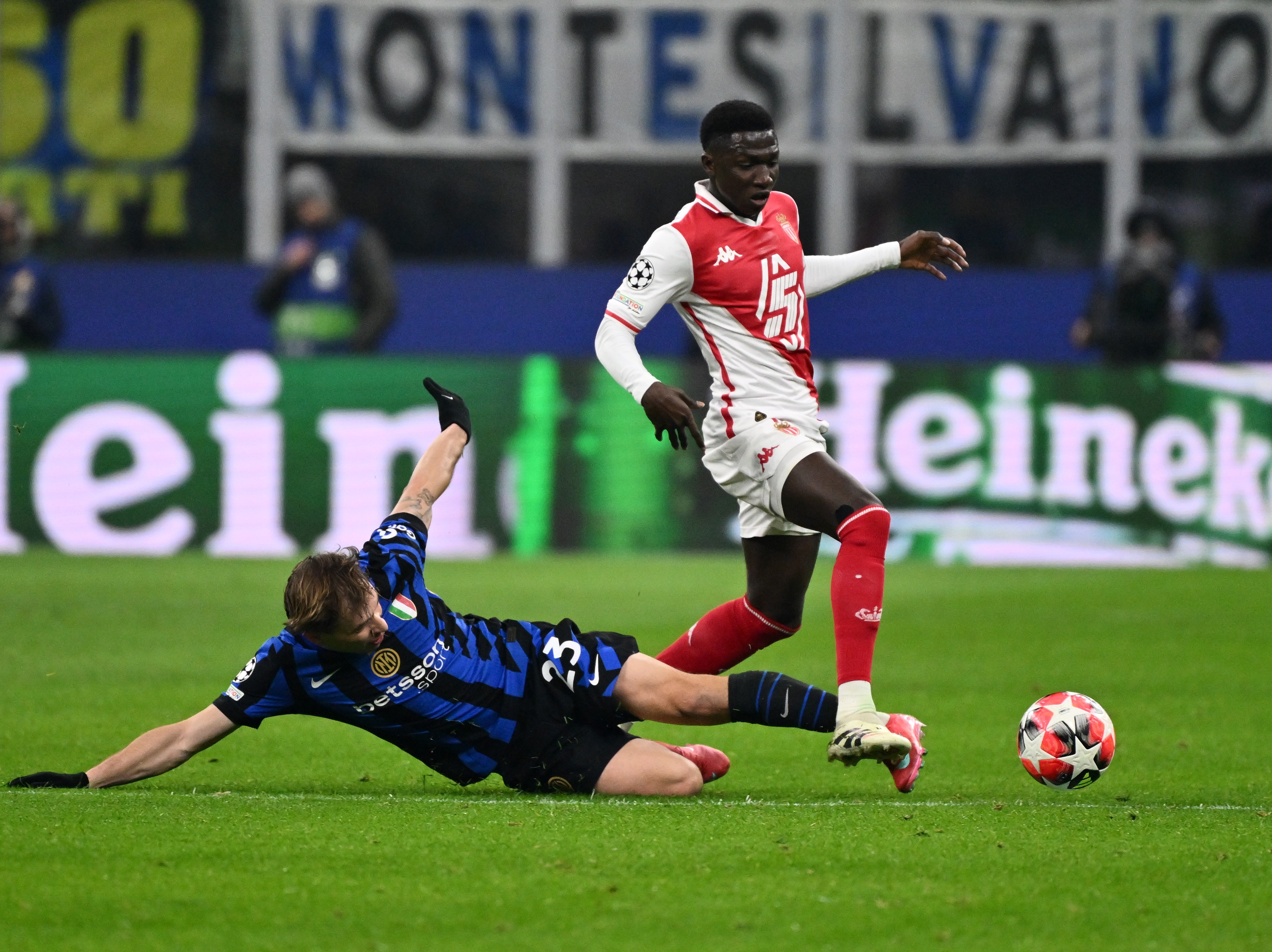 国际米兰全面击败对手,欧冠实力强劲 国际米兰全面击败对手,欧冠实力强劲