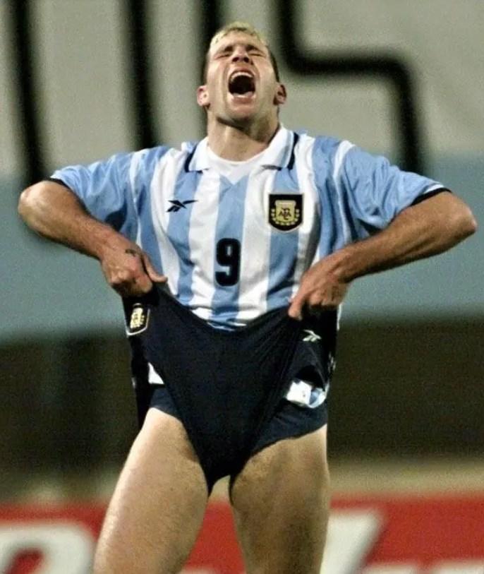 阿贾克斯门将神勇扑救，帮助球队获胜