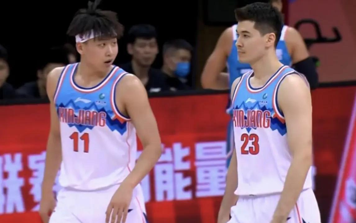 年轻球员表现亮眼,球场气氛热烈 年轻球员表现亮眼,球场气氛热烈