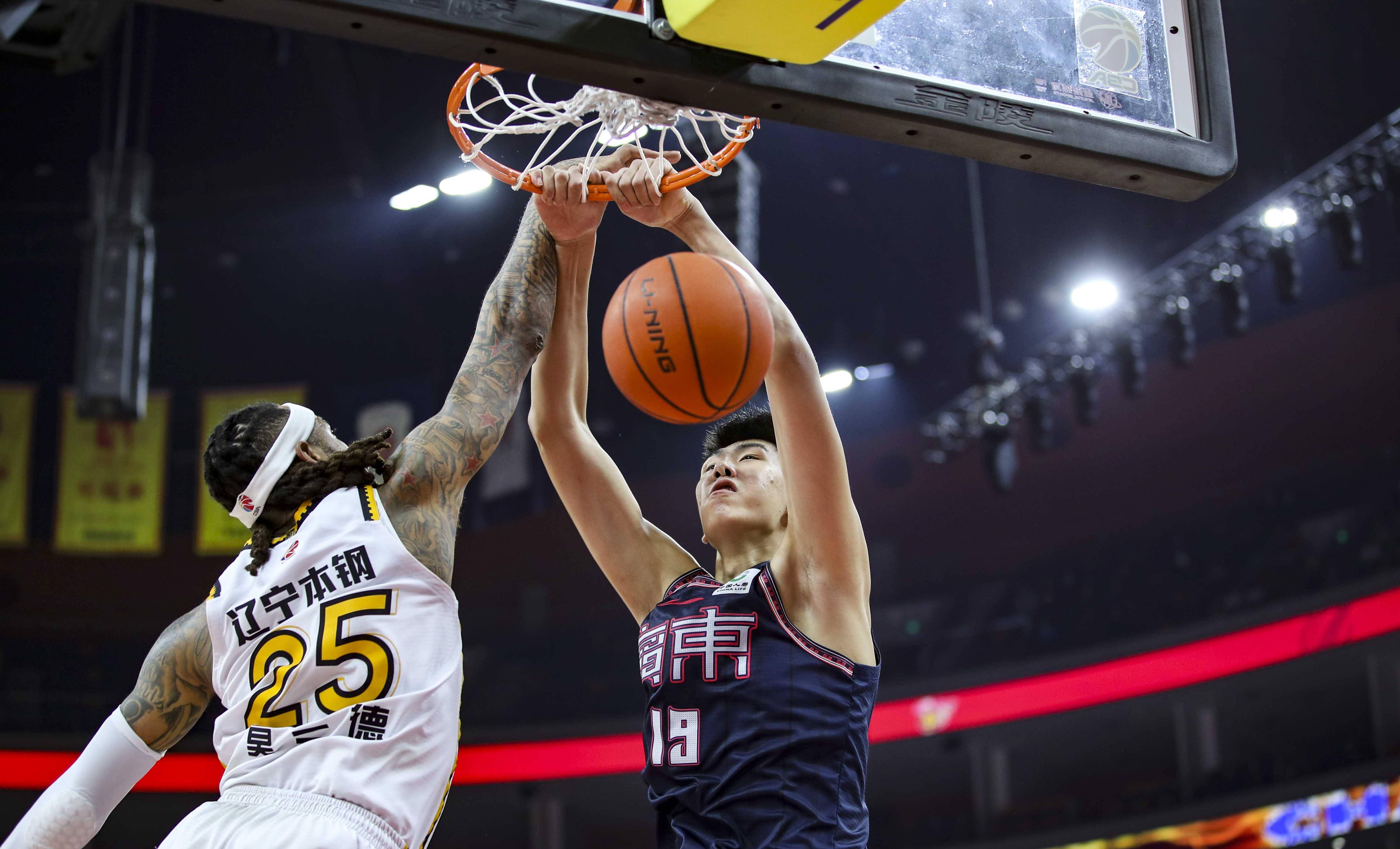 球员激情拼搏,篮球比赛波澜壮阔 球员激情拼搏,篮球比赛波澜壮阔