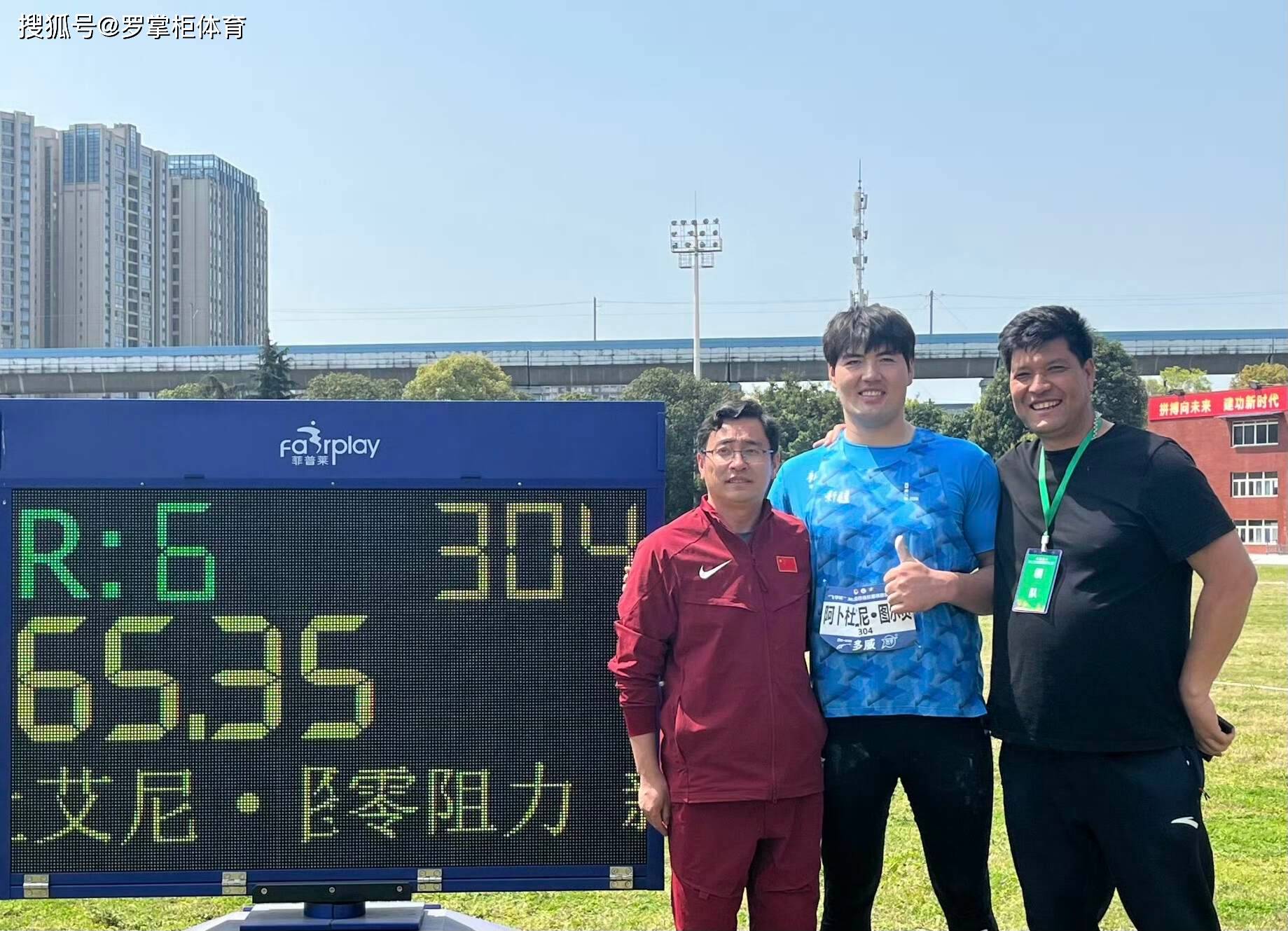 快速发展的足球比赛中涌现了新星 快速发展的足球比赛中涌现了新星