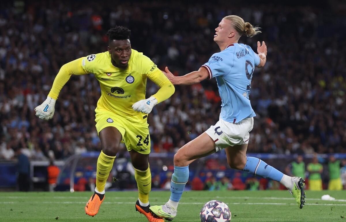 东京主场迎战曼联,比赛场面激烈 东京主场迎战曼联,比赛场面激烈