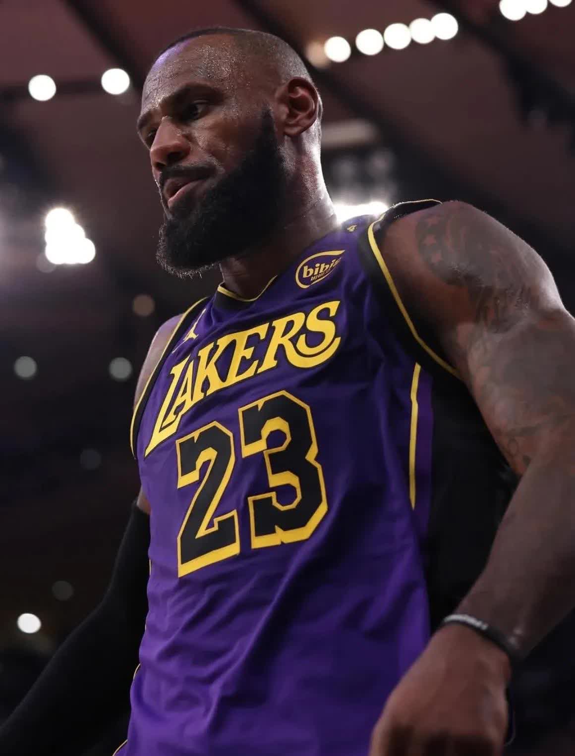 詹姆斯登上杂志封面展示球技引领潮流的简单介绍 詹姆斯登上杂志封面展示球技引领潮流的简单介绍