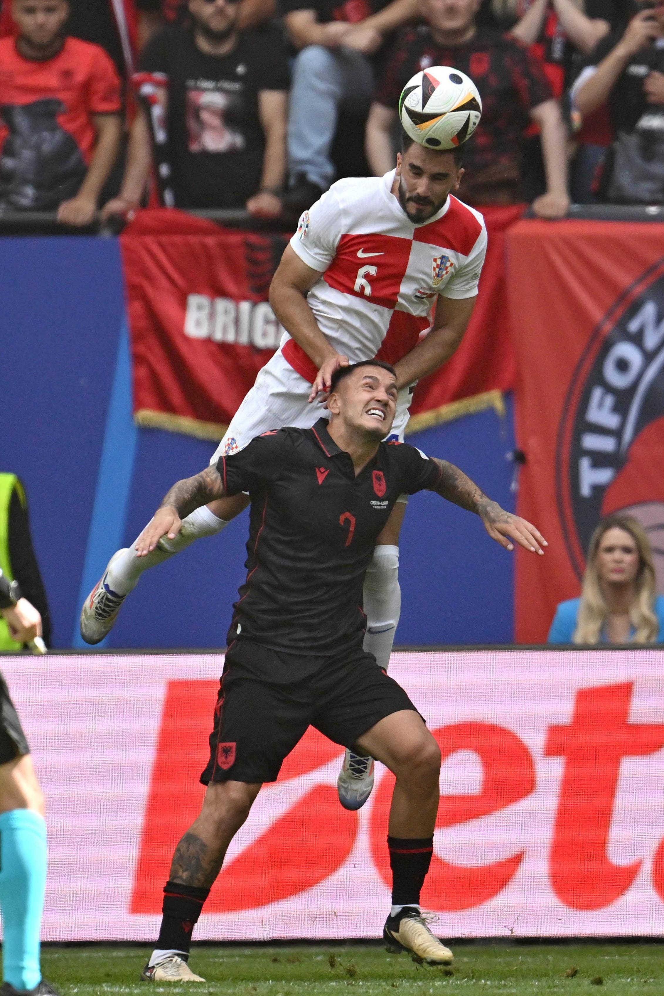 阿尔巴尼亚国家队在艰难比赛中获胜,晋级正赛 阿尔巴尼亚国家队在艰难比赛中获胜,晋级正赛