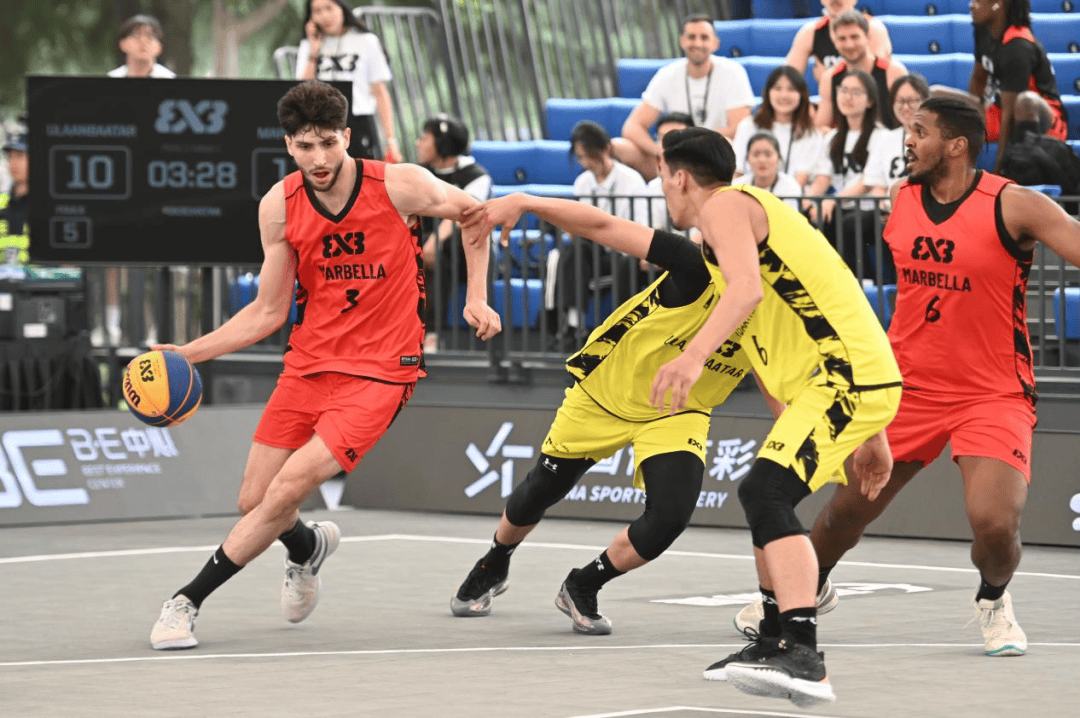 专业球员在国际篮球比赛中表现出色 专业球员在国际篮球比赛中表现出色