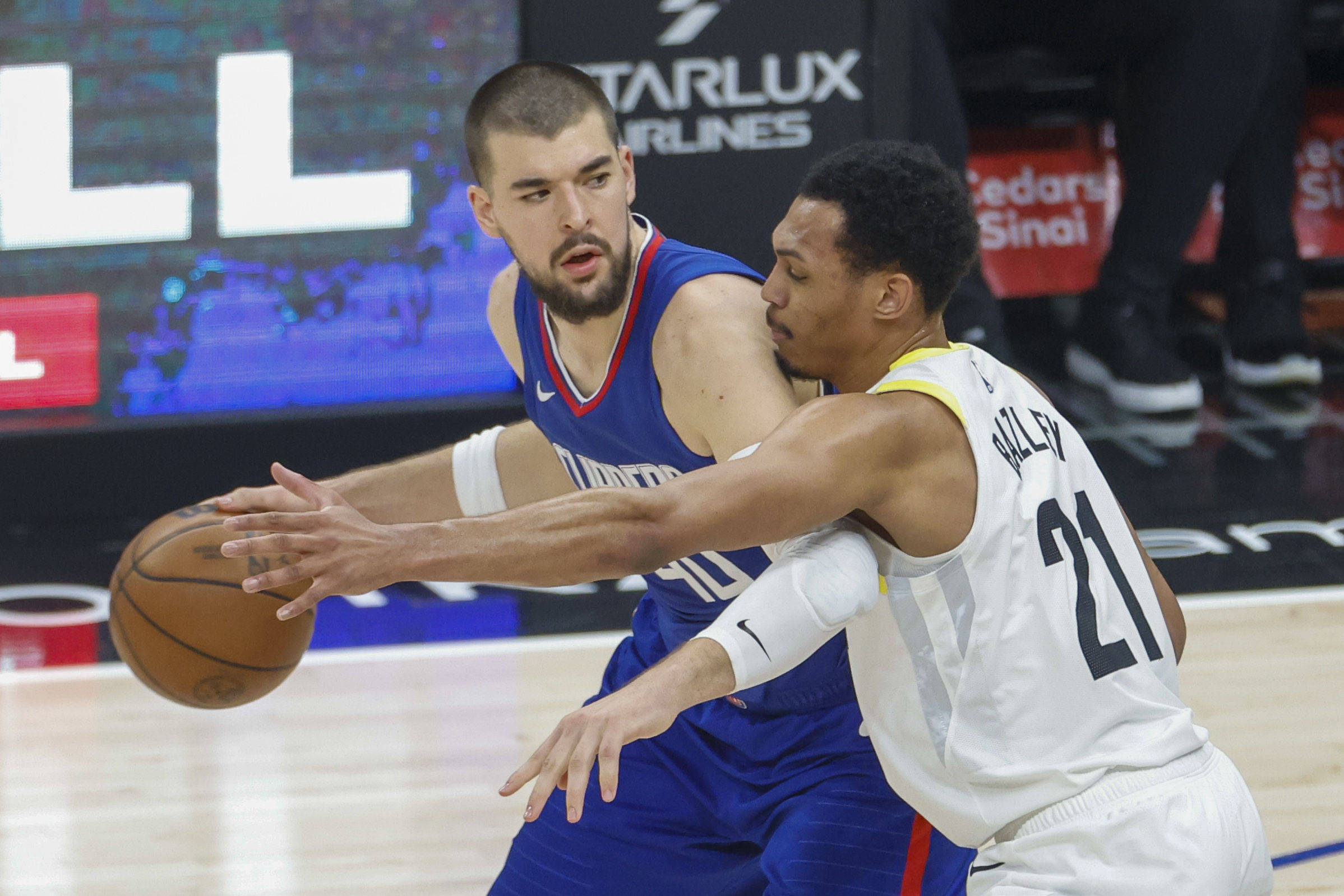 专业球员在国际篮球比赛中表现出色 专业球员在国际篮球比赛中表现出色