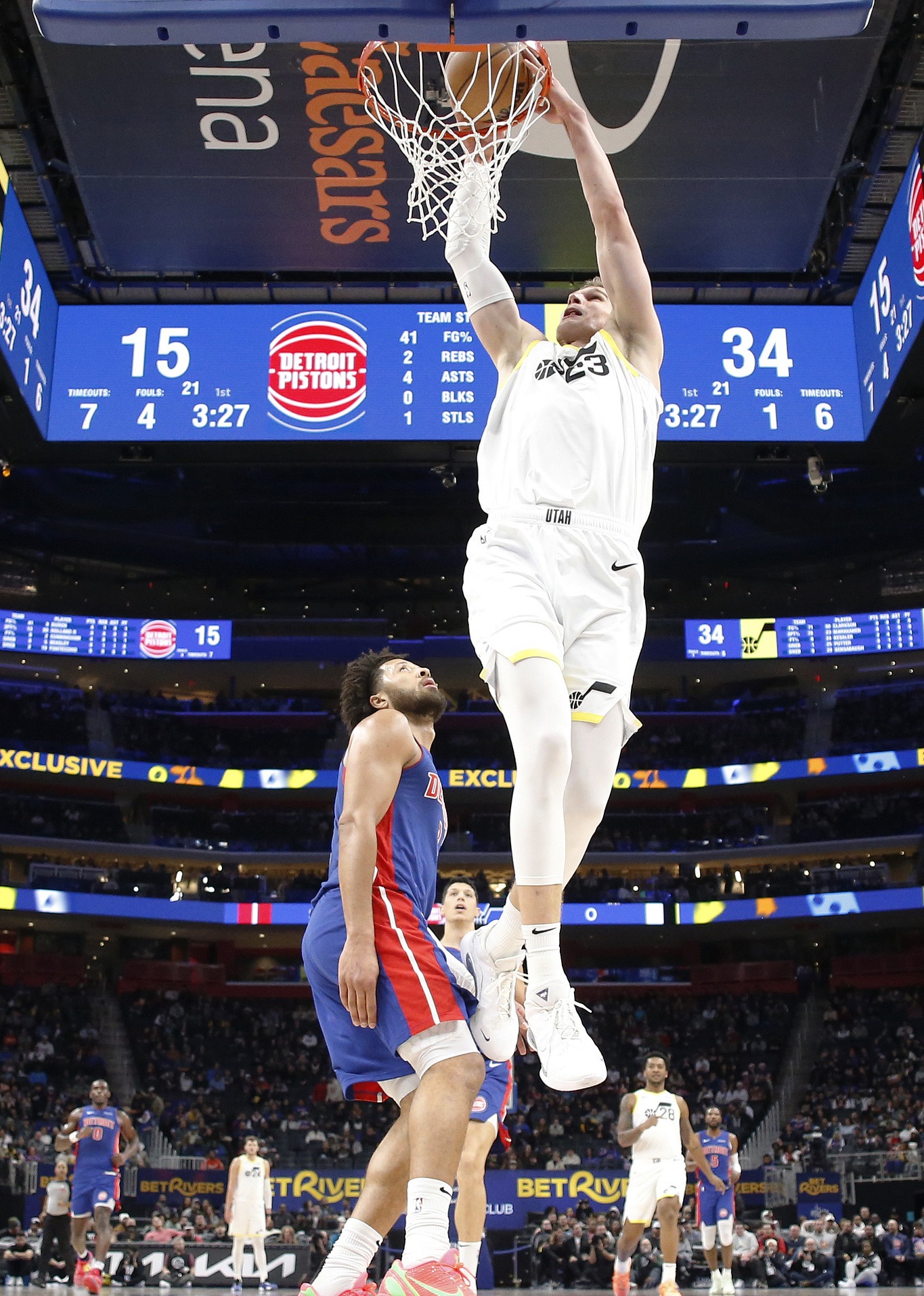 爵士主场击溃活塞,保持不败 爵士主场击溃活塞,保持不败