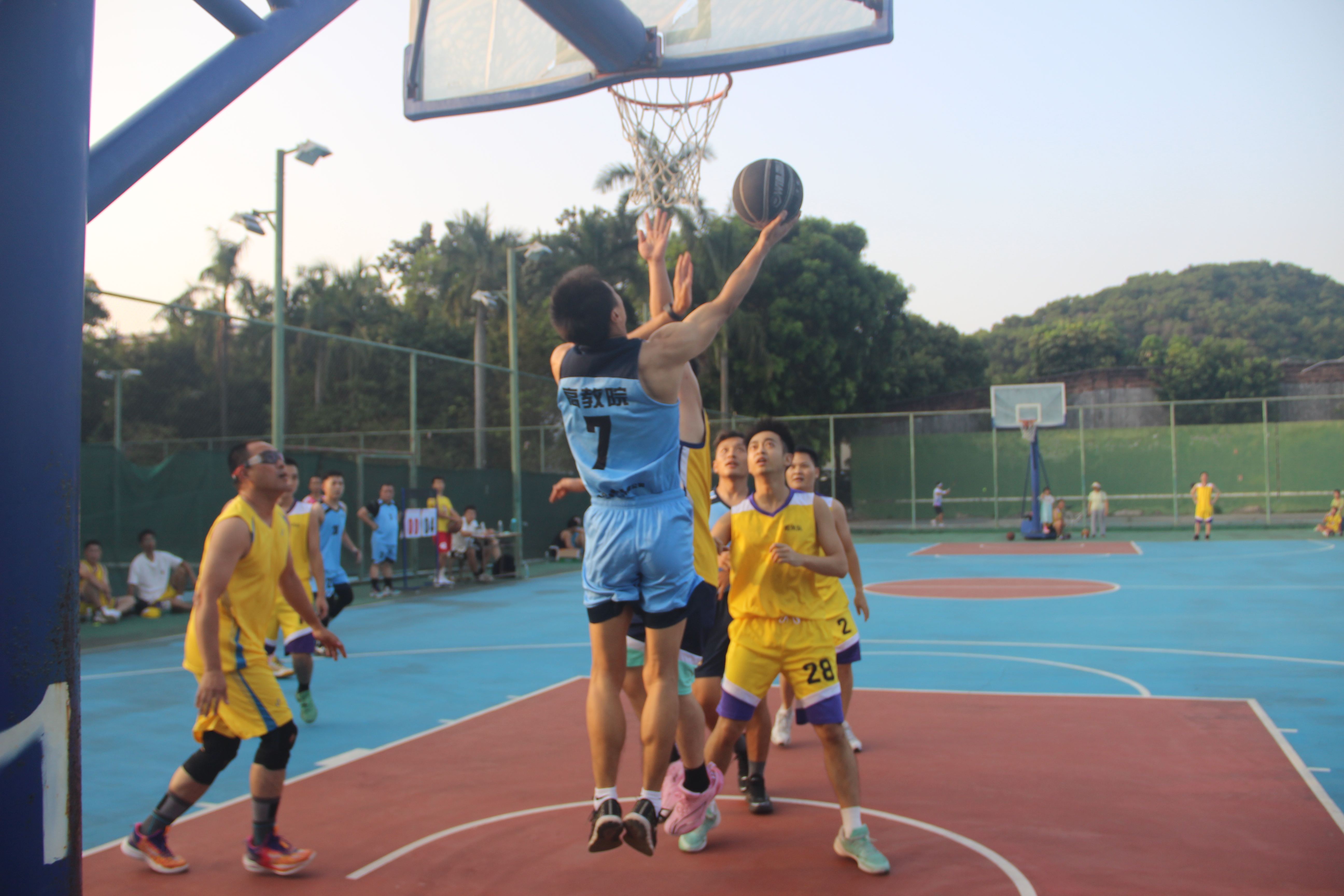 篮球场上的每个瞬间都充满着无限的激情