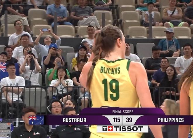 澳大利亚女篮队凭借超强实力，横扫对手