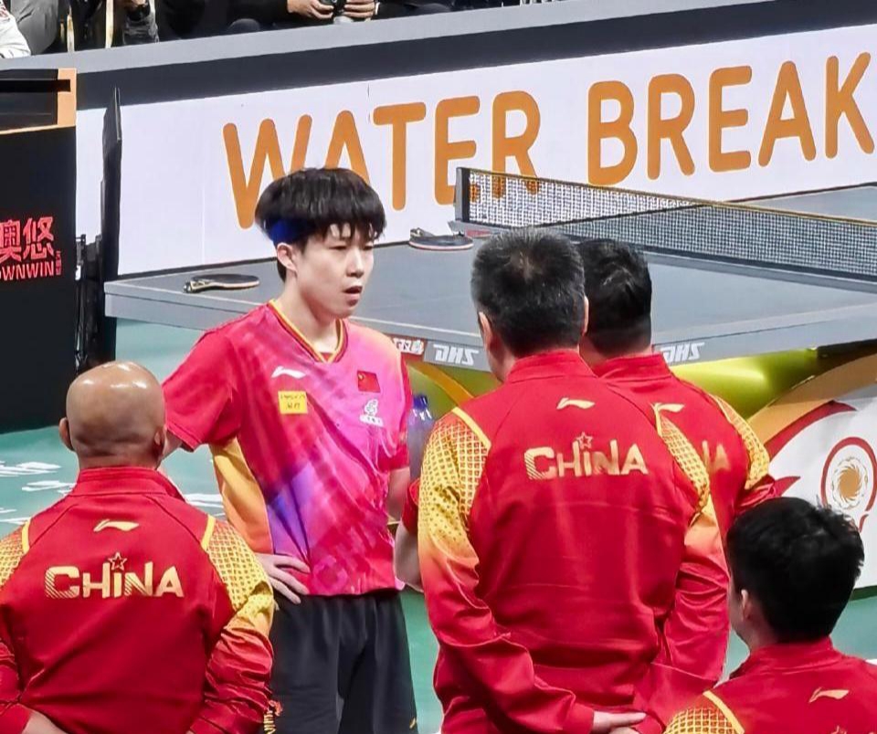 比赛中球员们奋勇争先掀起高潮 比赛中球员们奋勇争先掀起高潮