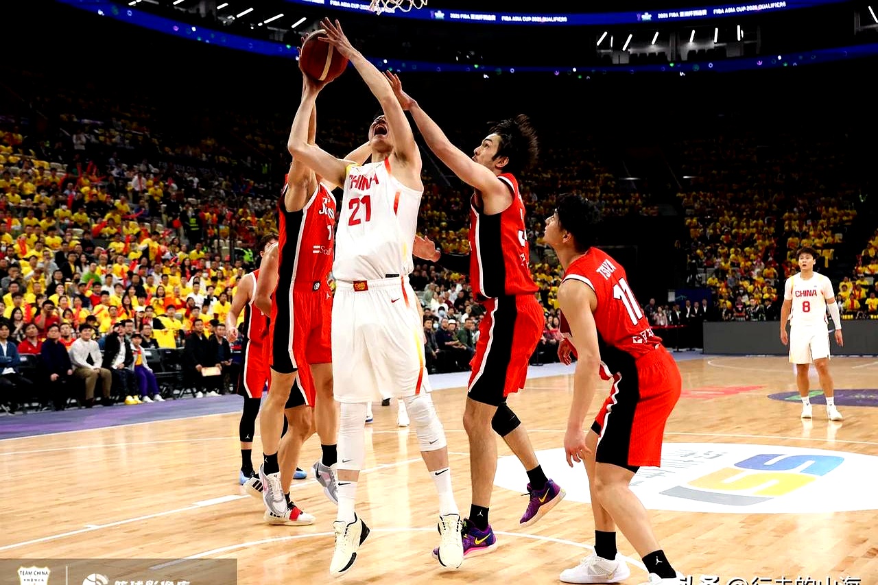 比赛中球员们奋勇争先掀起高潮 比赛中球员们奋勇争先掀起高潮