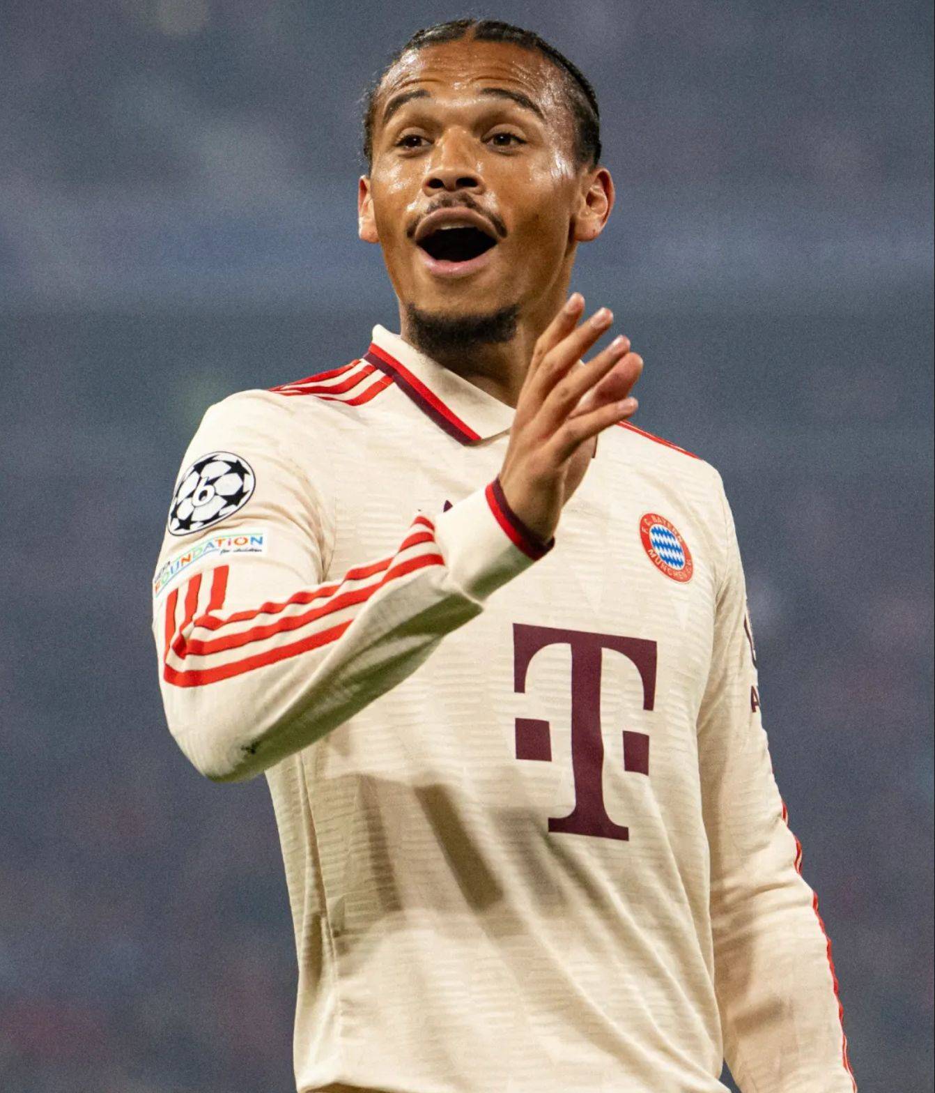 足球运动员在瞬息万变中展现实力 足球运动员在瞬息万变中展现实力