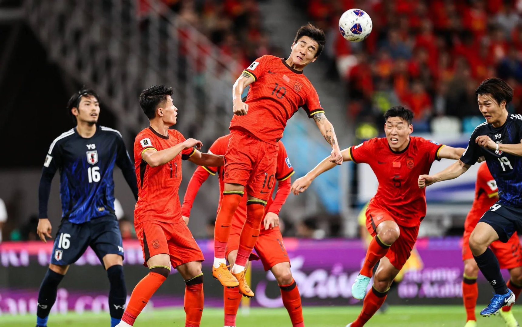 顶级中国足球联赛激战正酣,球员们拼尽全力争夺胜利的简单介绍 顶级中国足球联赛激战正酣,球员们拼尽全力争夺胜利的简单介绍