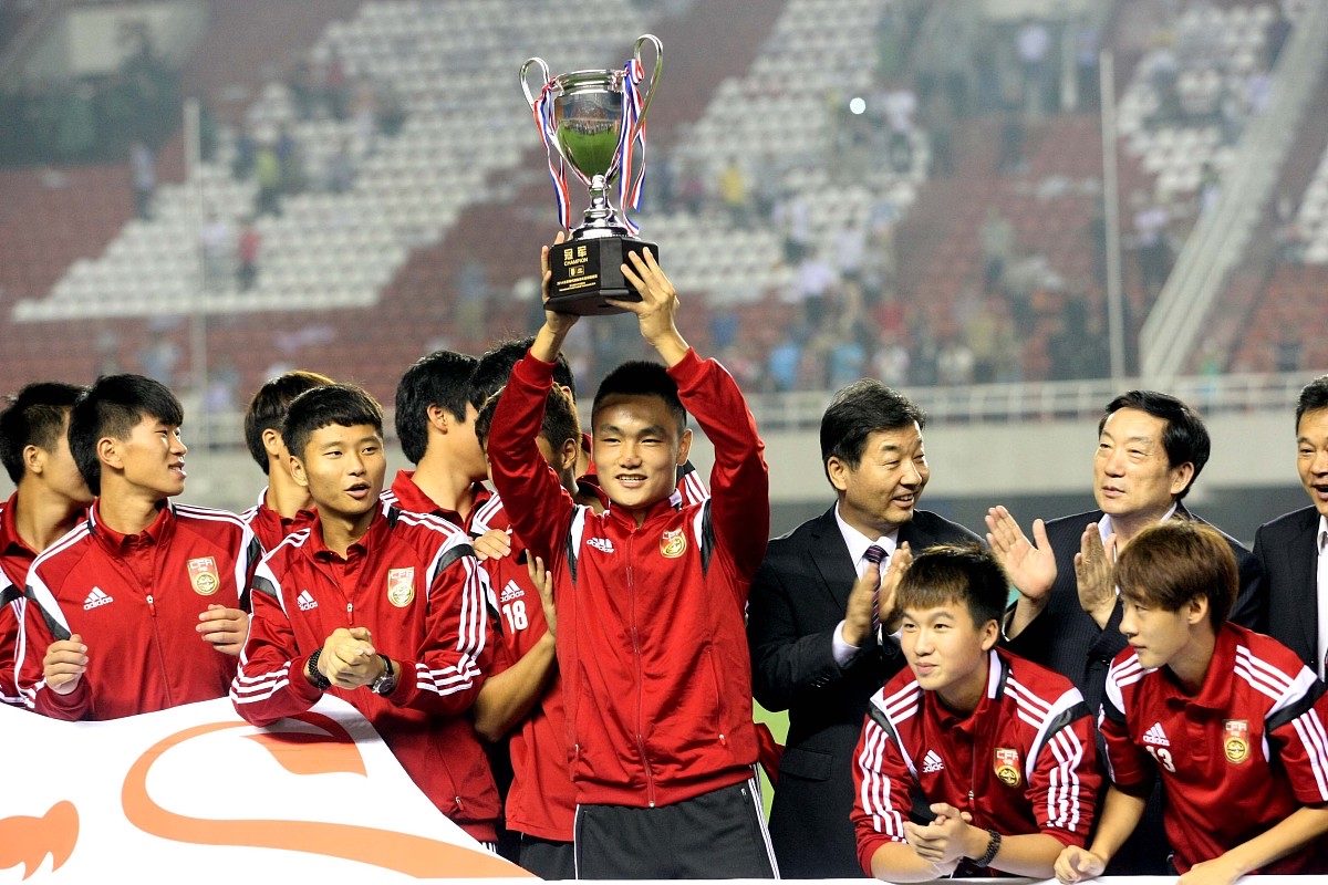 顶级中国足球联赛激战正酣,球员们拼尽全力争夺胜利的简单介绍 顶级中国足球联赛激战正酣,球员们拼尽全力争夺胜利的简单介绍