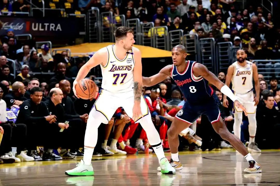 费伦茨瓦罗什队遭遇连败,陷入低迷的简单介绍 费伦茨瓦罗什队遭遇连败,陷入低迷的简单介绍