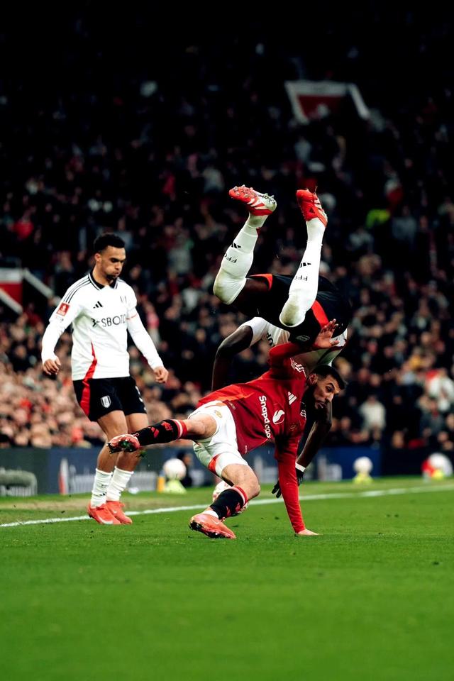 包含场上悬念重重的国际足球赛事即将拉开帷幕的词条 包含场上悬念重重的国际足球赛事即将拉开帷幕的词条