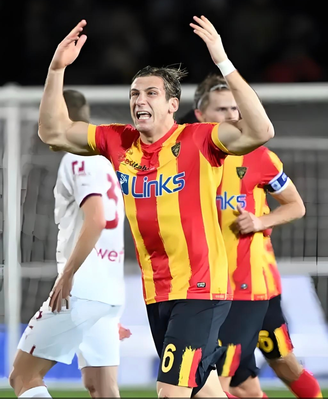 热那亚球员不满主帅战术，引发冲突的简单介绍