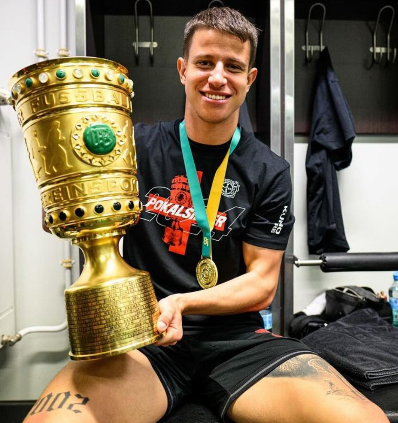 包含捷克球员在埃弗顿立下汗马功劳，受到球迷追捧的词条