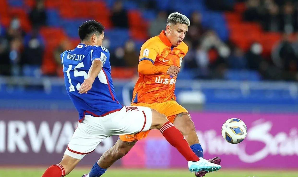 全力以赴:每位球员尽力防守和进攻 全力以赴:每位球员尽力防守和进攻