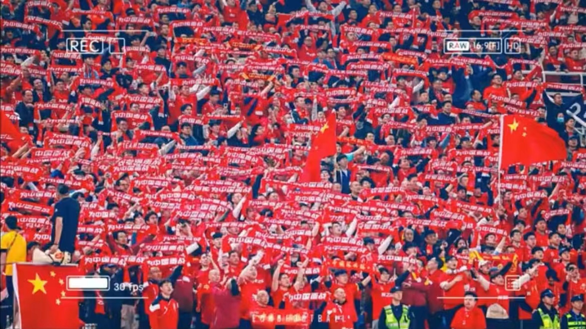 球迷狂欢庆祝本队胜利,气氛热烈 球迷狂欢庆祝本队胜利,气氛热烈