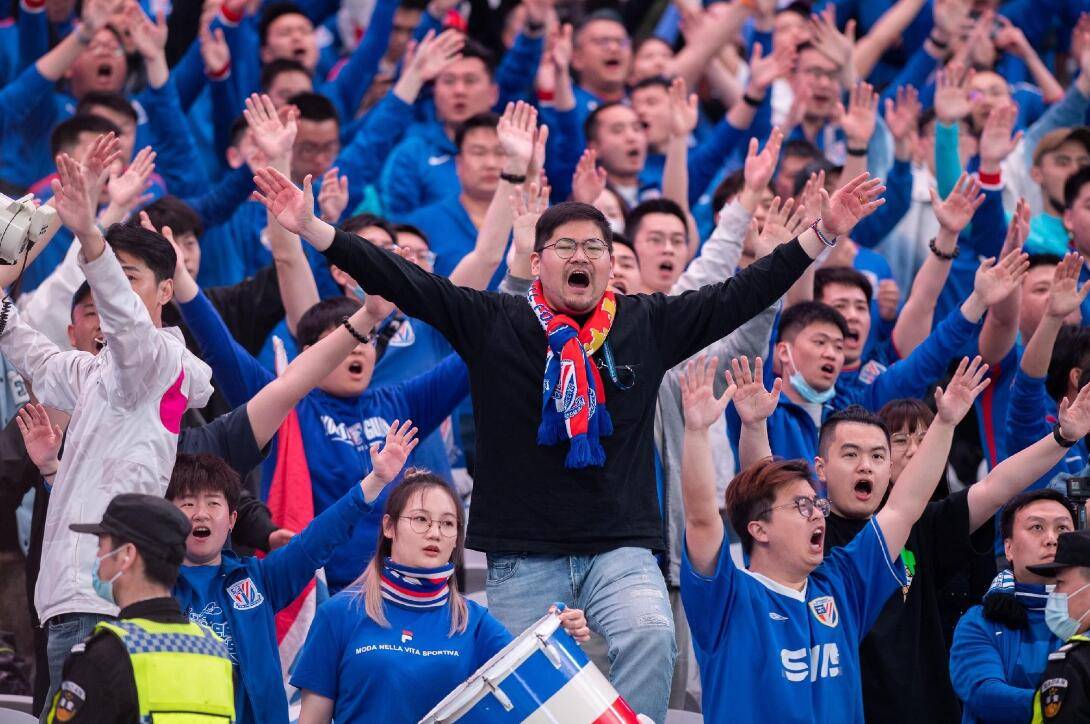 球迷狂欢庆祝本队胜利,气氛热烈 球迷狂欢庆祝本队胜利,气氛热烈