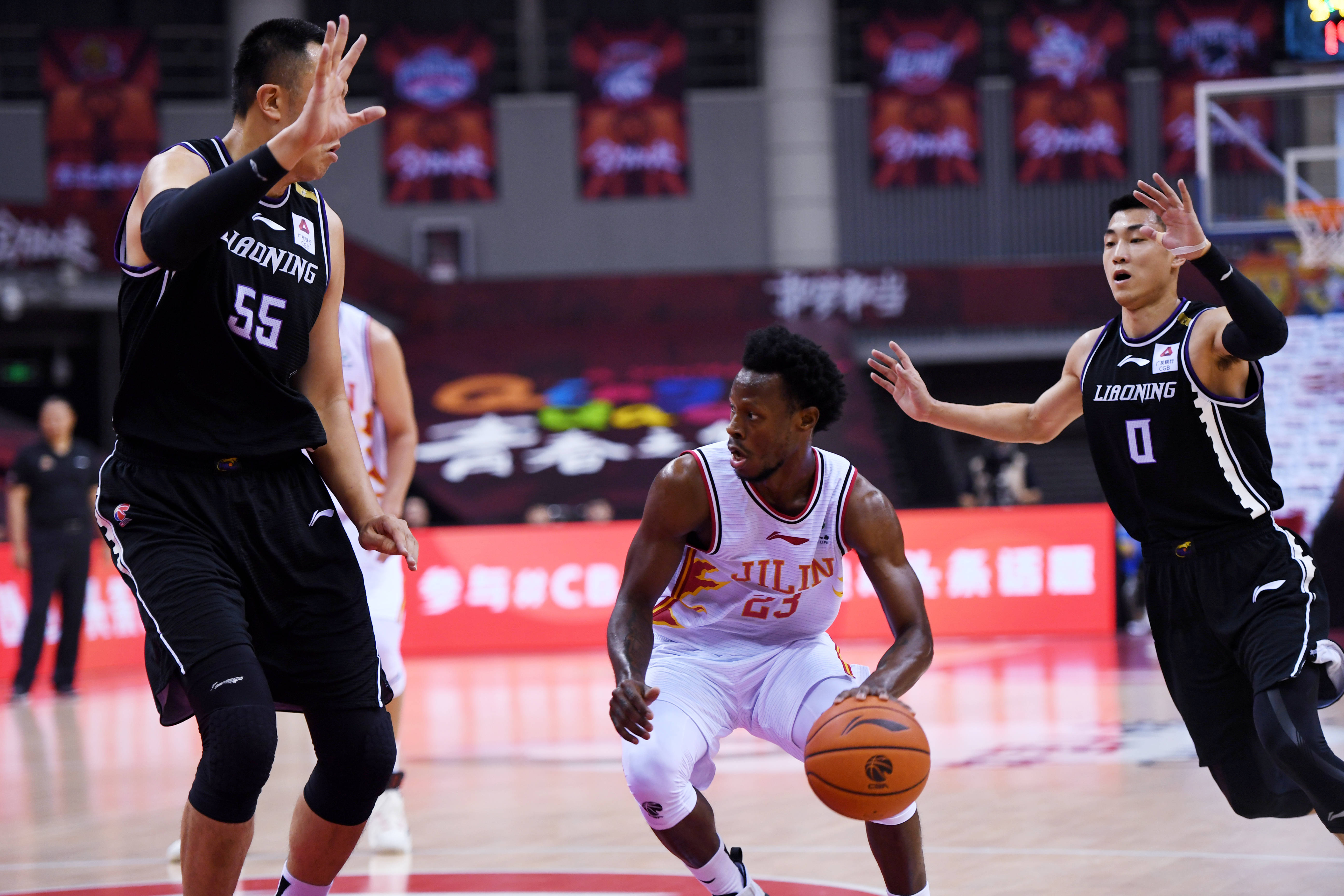 球员在比赛中展现团队合作精神