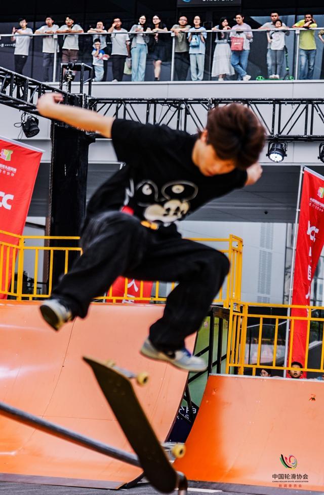 关于东道主选手斩获冠军,引发观众热烈欢呼的信息 关于东道主选手斩获冠军,引发观众热烈欢呼的信息