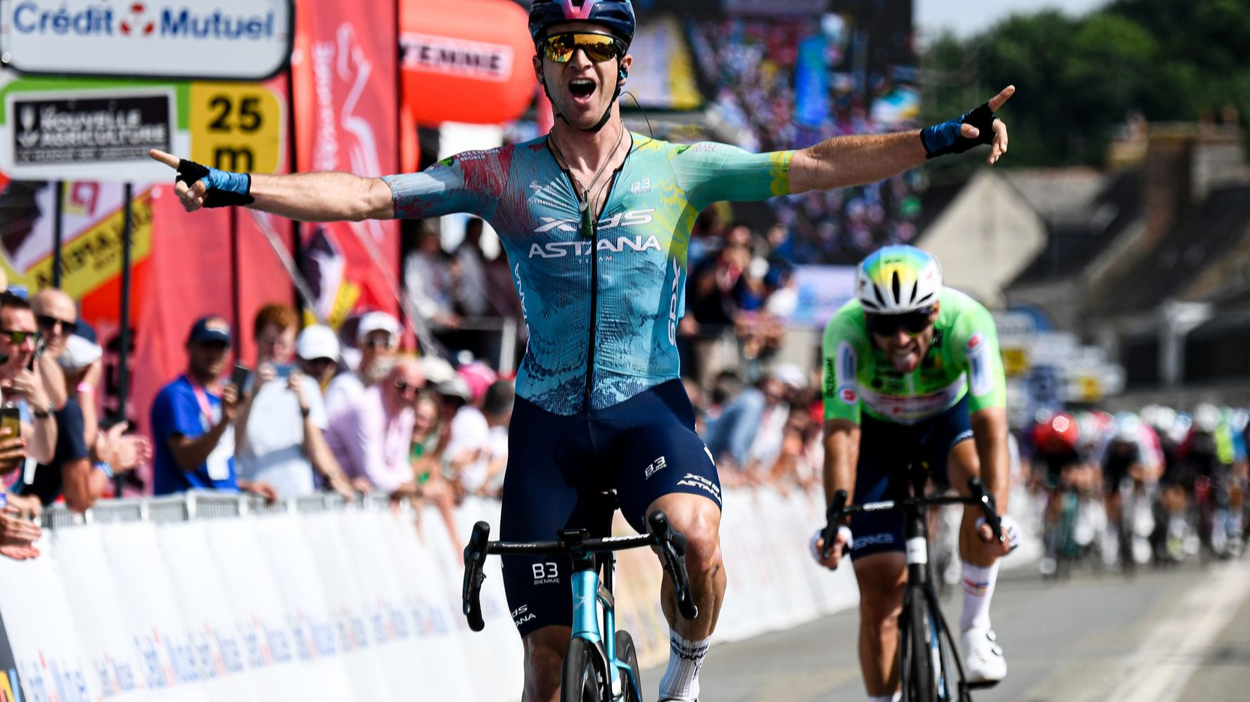 哥伦比亚队队员拼搏奋斗赢得赞誉