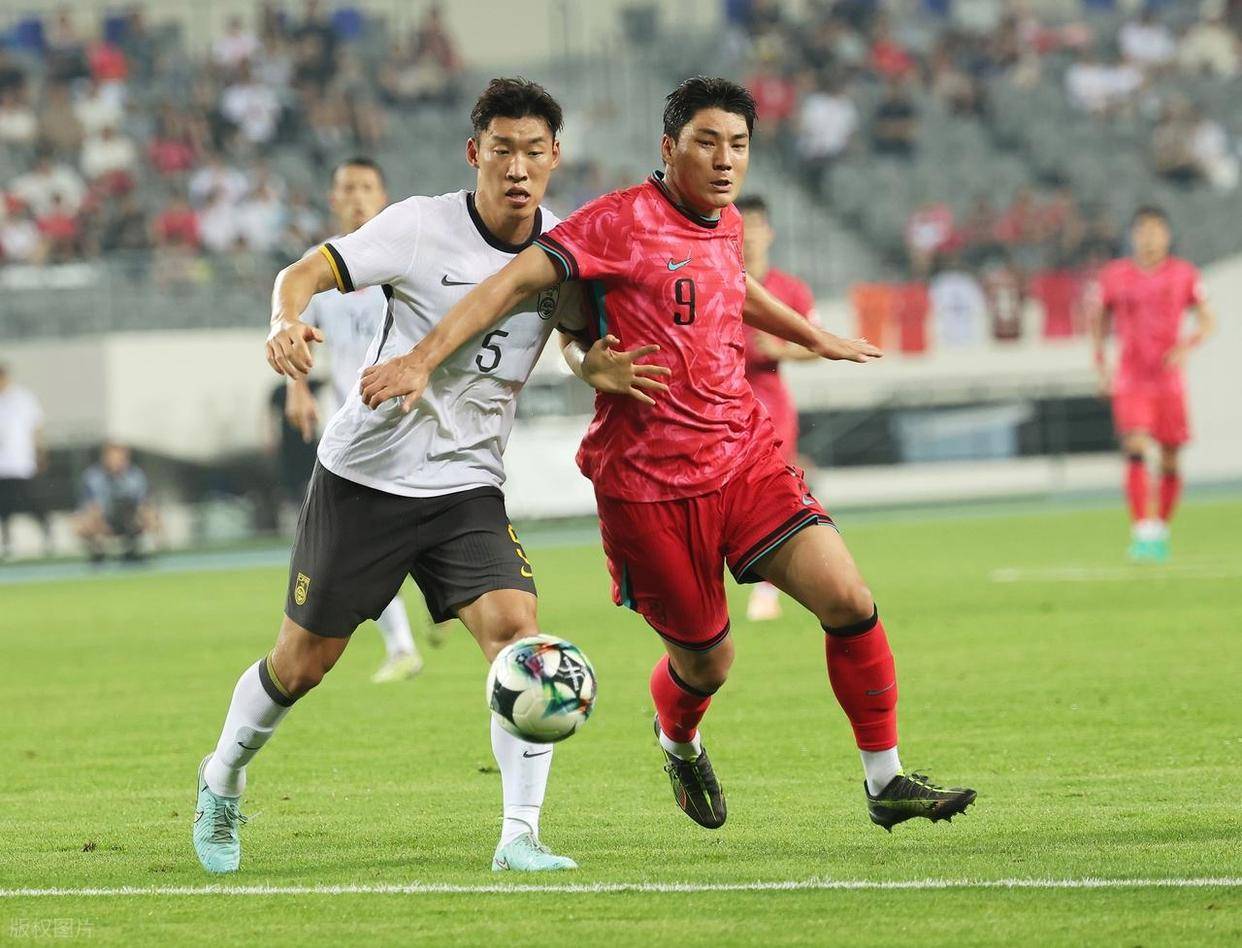 实力悬殊的球队在比赛中展现出顽强进攻 实力悬殊的球队在比赛中展现出顽强进攻