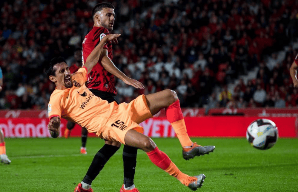 实力悬殊的球队在比赛中展现出顽强进攻 实力悬殊的球队在比赛中展现出顽强进攻