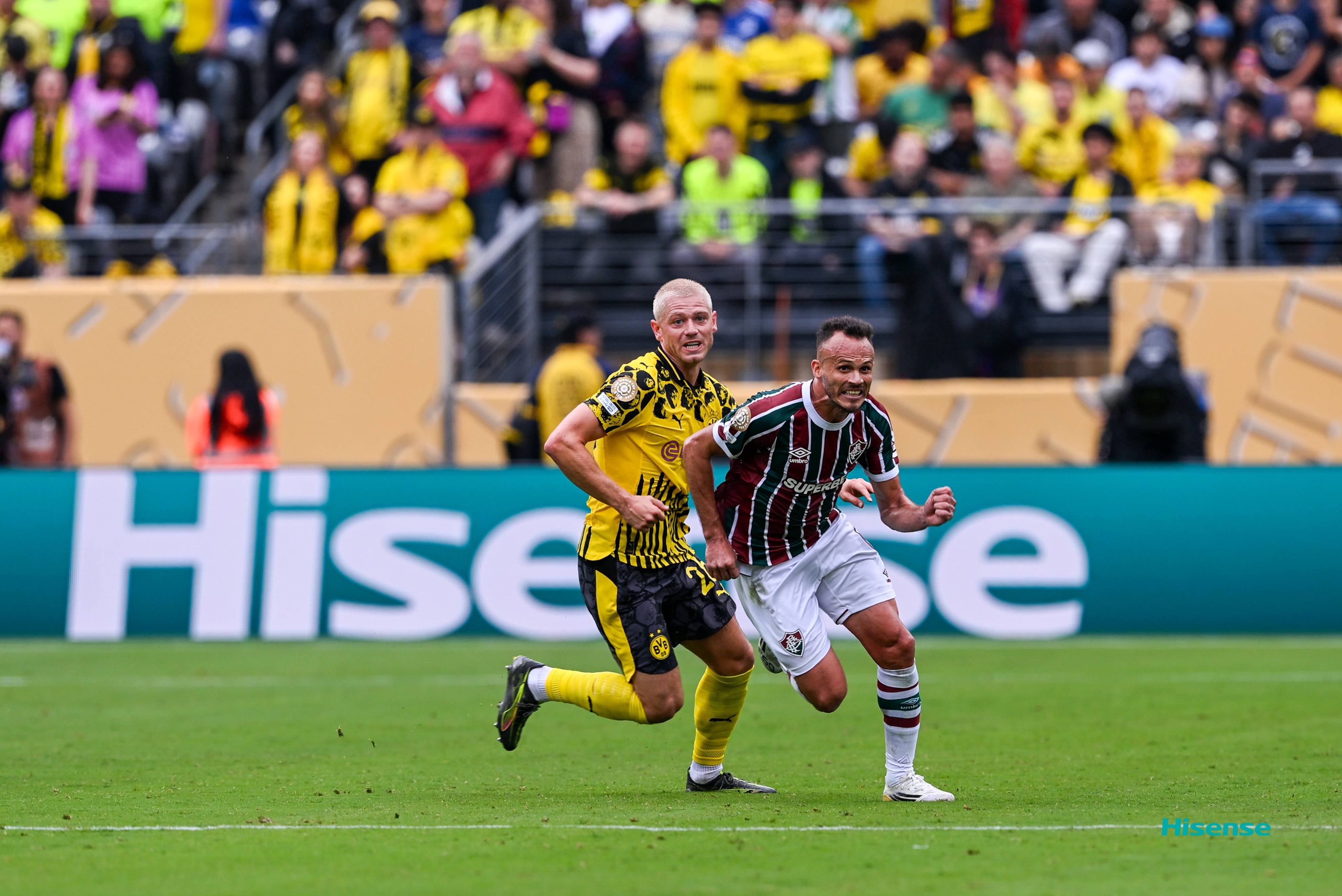 比赛中球员表现出色,赢得教练队友赞誉 比赛中球员表现出色,赢得教练队友赞誉