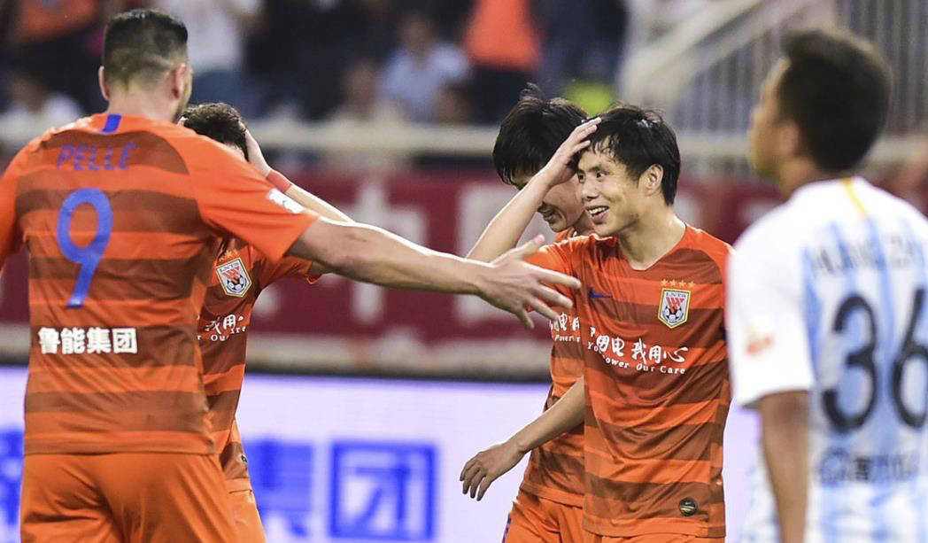 山东鲁能队在比赛中传球精准,成功绕过对手防线得分 山东鲁能队在比赛中传球精准,成功绕过对手防线得分