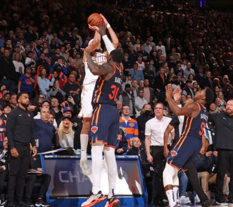 太阳客场击败黄蜂，布克砍下29分