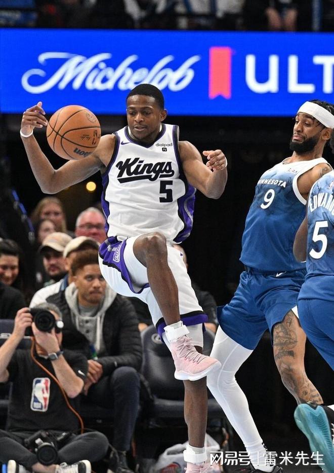 快船横扫福建队,福克斯带队取胜 快船横扫福建队,福克斯带队取胜