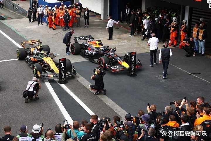 红牛二队鏖战迈凯伦,阿隆索点燃赛场 红牛二队鏖战迈凯伦,阿隆索点燃赛场